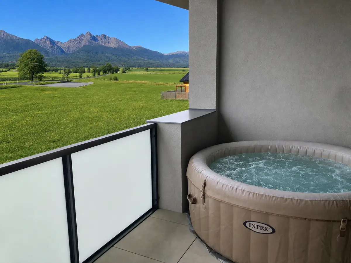 Vírivka na balkóne s výhľadom na Tatry